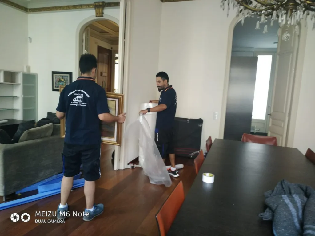 Operarios de Mudanzas Barafiguer cargando un camión