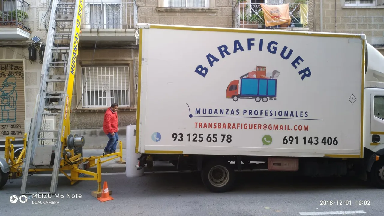 Camión de Mudanzas Barafiguer con la plataforma elevadora montada en la acera