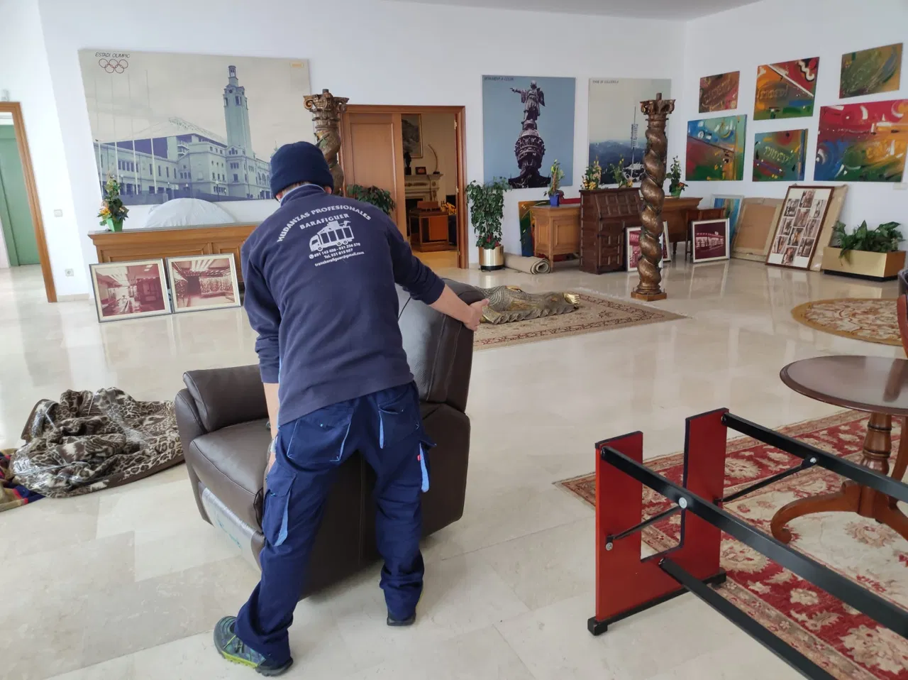 Mudanzas de pisos en Barcelona: operarios de Mudanzas Barafiguer cargando muebles