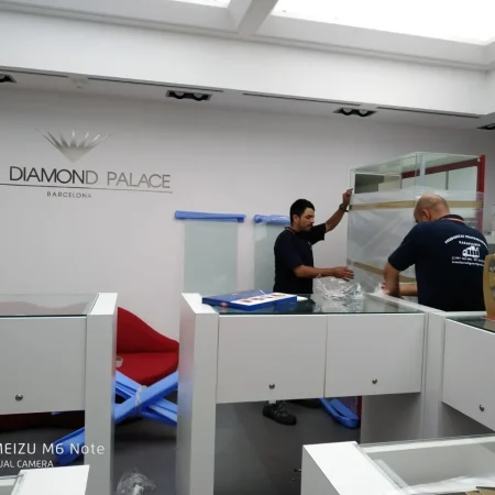 Operarios de Mudanzas Barafiguer protegiendo el mobiliario de una tienda antes del traslado
