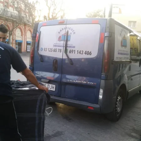 Operarios de Mudanzas Barafiguer cargando un mueble protegido en la furgoneta
