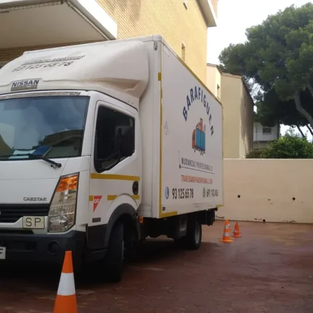 Camión de Mudanzas Barafiguer aparcado en un patio con conos de señalización