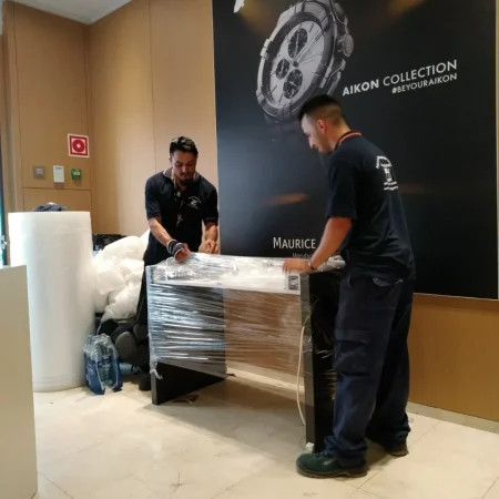 Operarios de Mudanzas Barafiguer preparando la carga en una tienda de relojes de Barcelona