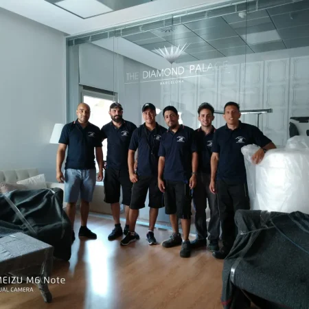 Equipo de Mudanzas Barafiguer en la mudanza de una tienda en Barcelona