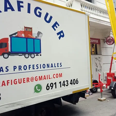 Lateral del camión de Mudanzas Barafiguer y plataforma elevadora preparada en la calle