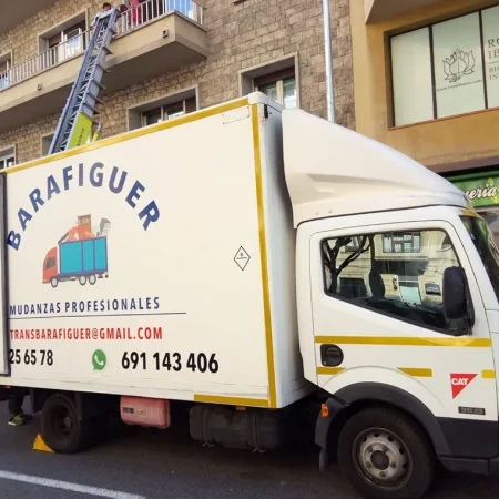Camión rotulado de Mudanzas Barafiguer aparcado junto a una plataforma elevadora