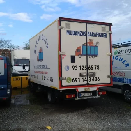 Camión y furgonetas rotulados de Mudanzas Barafiguer aparcados