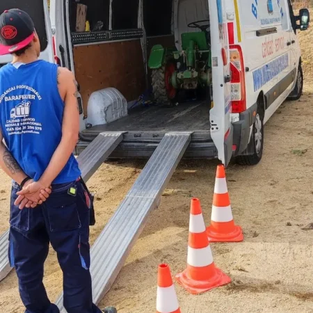 Operario junto a la furgoneta de Mudanzas Barafiguer señalizada con conos