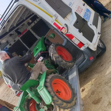 Maquinaria pequeña subiendo por la rampa de un vehículo de Mudanzas Barafiguer