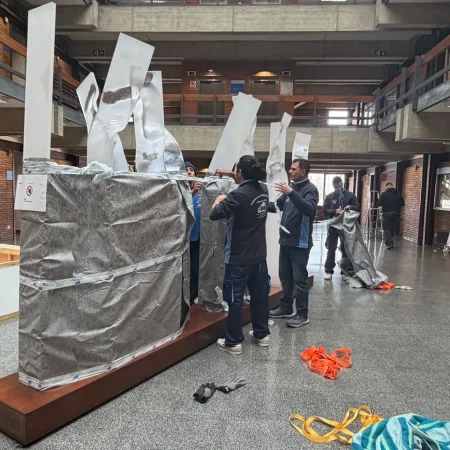 Equipo de Mudanzas Barafiguer embalando una pieza de gran tamaño en el vestíbulo de un edificio